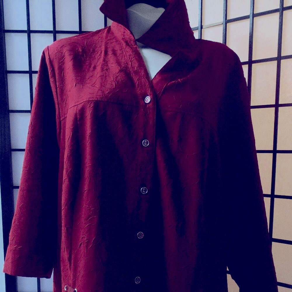 Womens Button Down 1X Burgundy crinkle Blouse with decorative accents